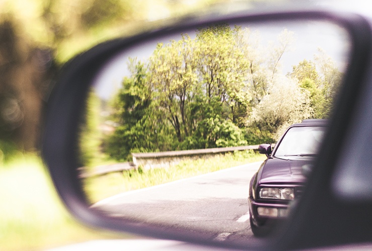 Image of a driver tailgating in a drivers wingmirror