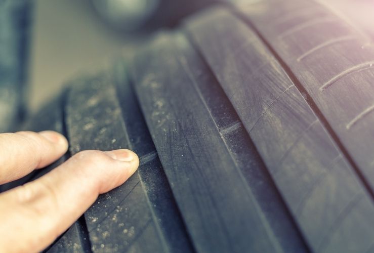 Checking tyre tread