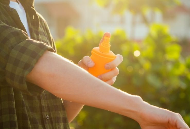 Man applying suntan lotion